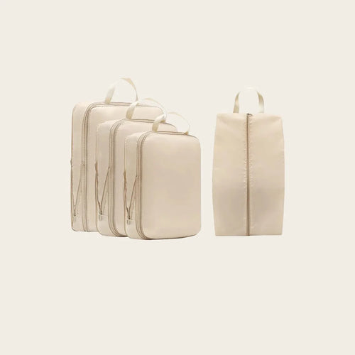 Ordvik Packwürfel-Set in Beige: drei Packwürfel in gestaffelten Größen und ein separater Schuhbeutel